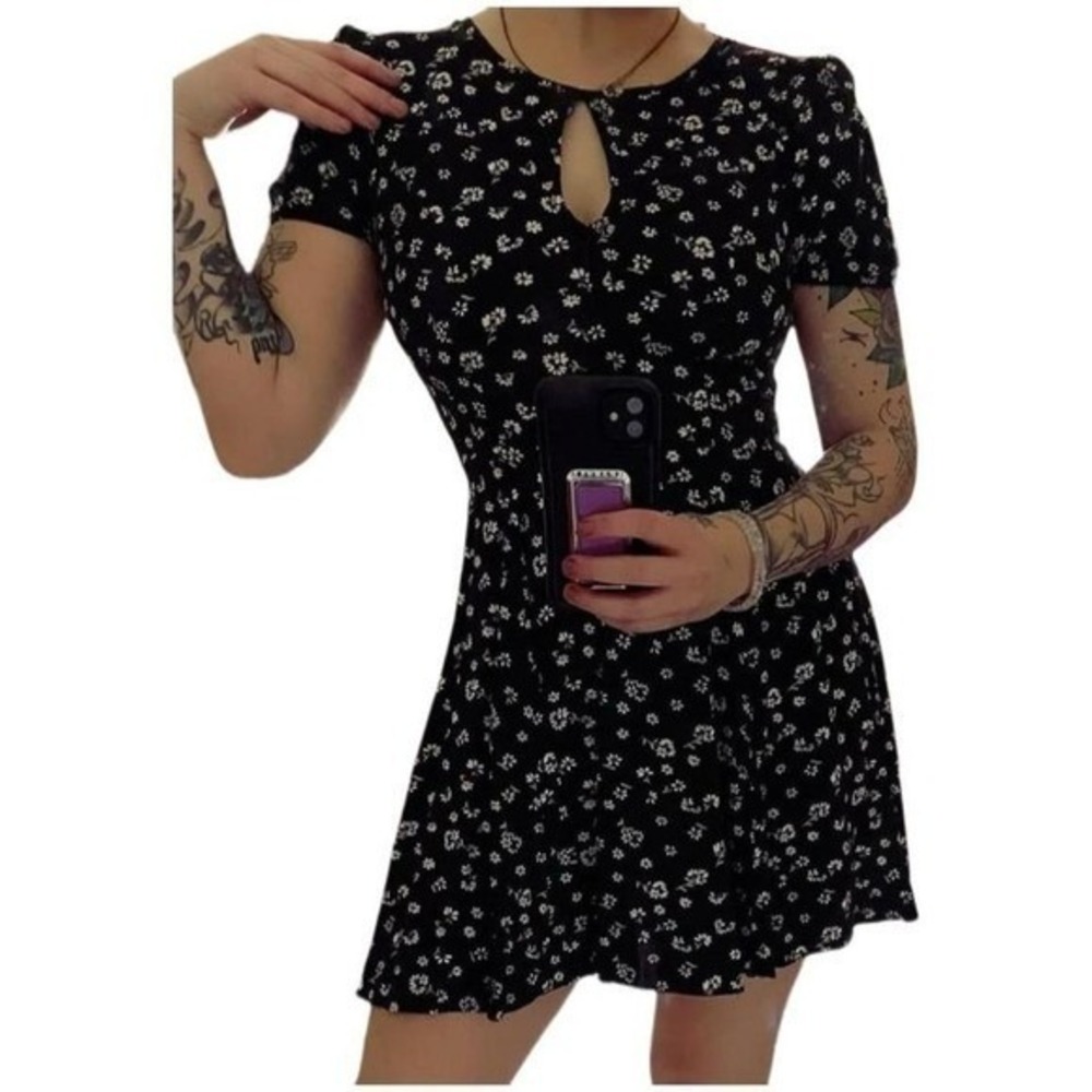Kimchi Blue Daisy Floral Black Skater Keyhole Back Cap Sleeve Blk Dress Size 4